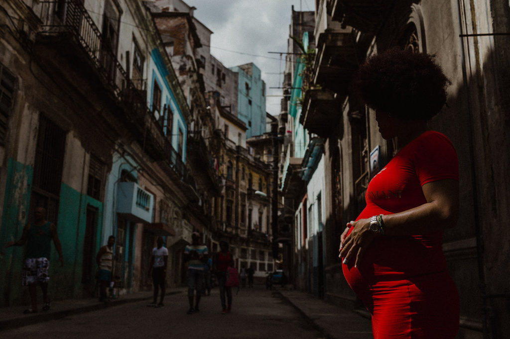 Cuba maternity portraits by Jhankarlo Lifestyle Photography